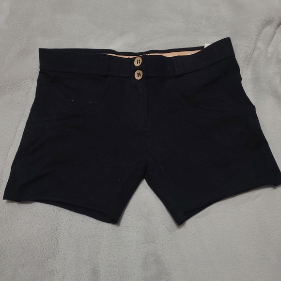 FREDDY Shorts - Picture 2 of 2